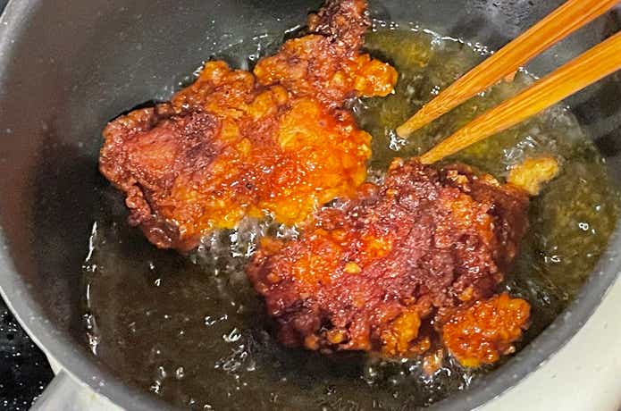 業務スーパーの鶏排(ジーパイ)を油で揚げている