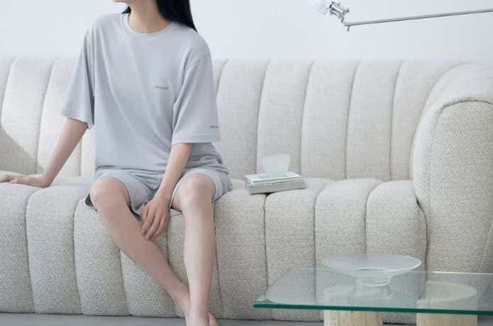 TENTIAL「BAKUNE スムース」を着てくつろぐ女性