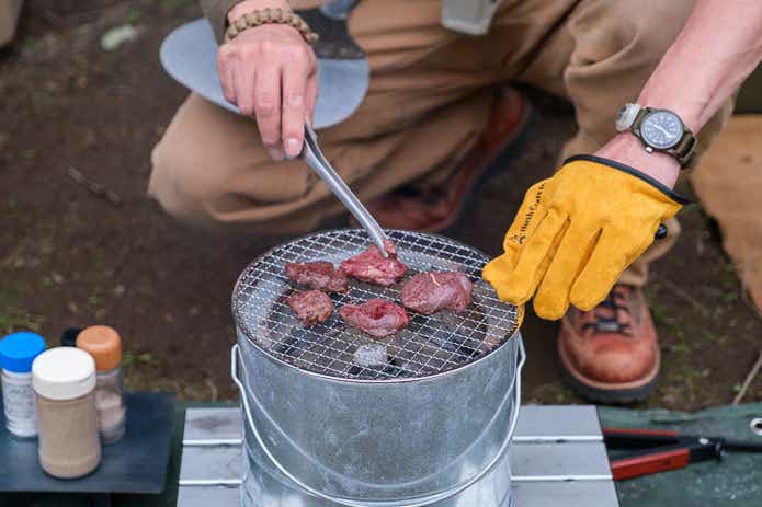 肉をうら返すソロキャンパー