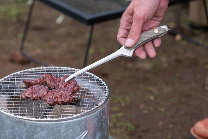 トングを使ってBBQ