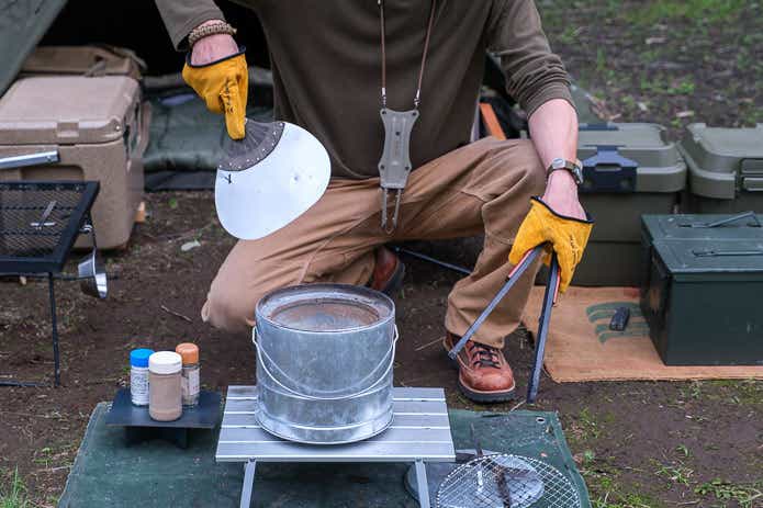 BBQしている男性