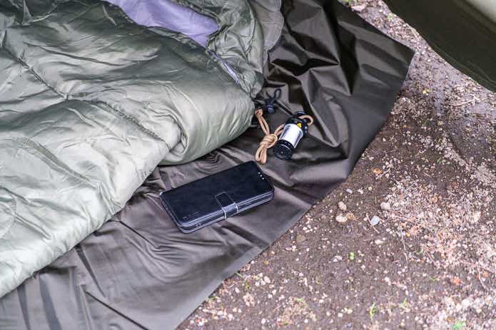フラップにスマホを置く