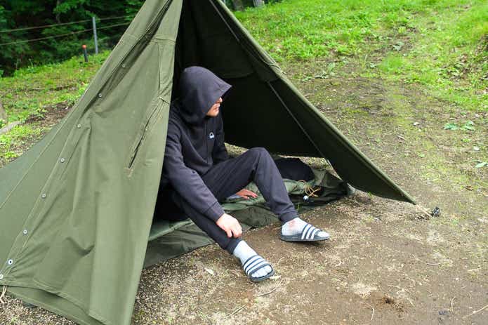 軍幕でキャンプする男性