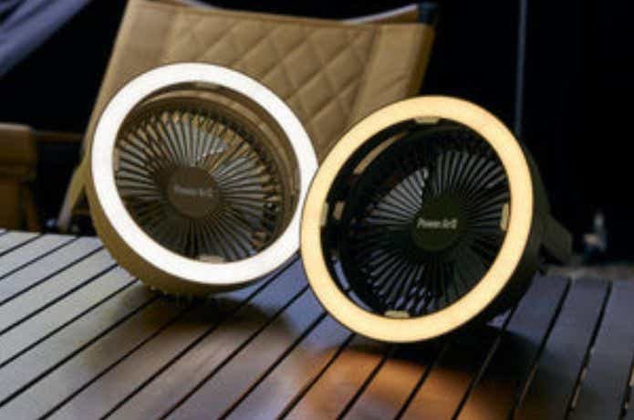 明かりのついた2台のPowerArQ Fan Light 卓上扇風機
