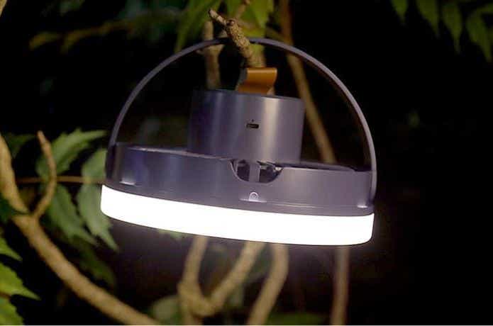 明かりのついたMUTO LEDランタン付きコードレス扇風機