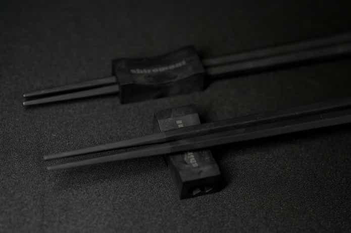 箸置き兼ホルダーがセットになったマニ箸