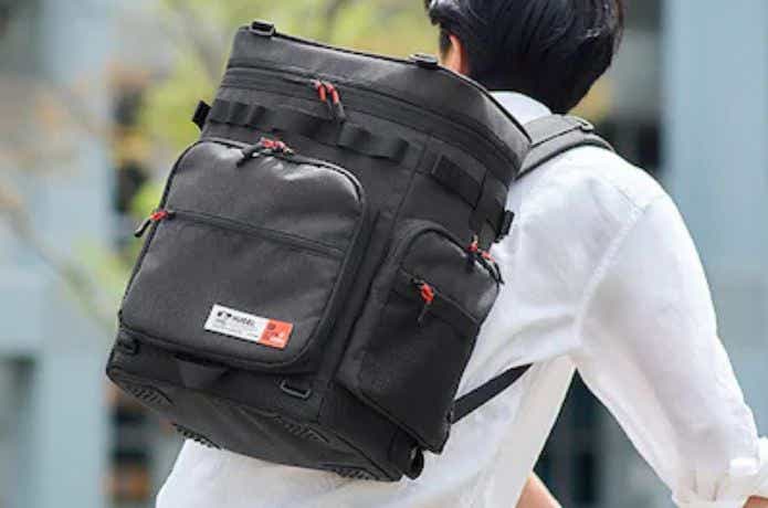 ヒューゲル エアロゲルリュック型クーラーバッグを背負う