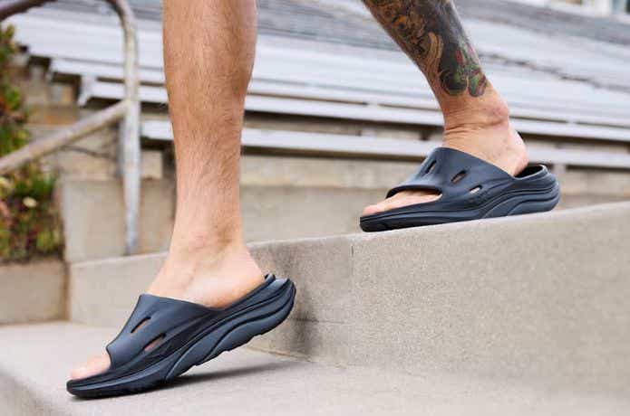 黒いHOKA ORA RECOVERY SLIDE3を履いた人