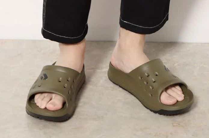 KINNER アフタースポーツリカバリーサンダルを履いた人