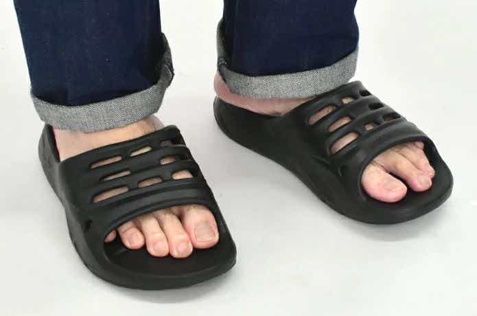 TEVA APRETRAIL SLIDEを履いた人