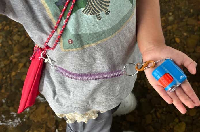 ハンディ顕微鏡petitを子どものサコッシュにつけてある