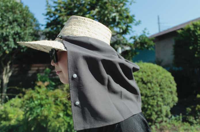 ツバ長の麦わら帽子にクレストシェードを装着している