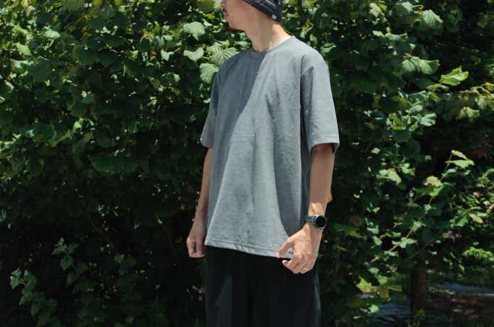 汗が染みても目立ちにくい半袖Tシャツを男性が着用