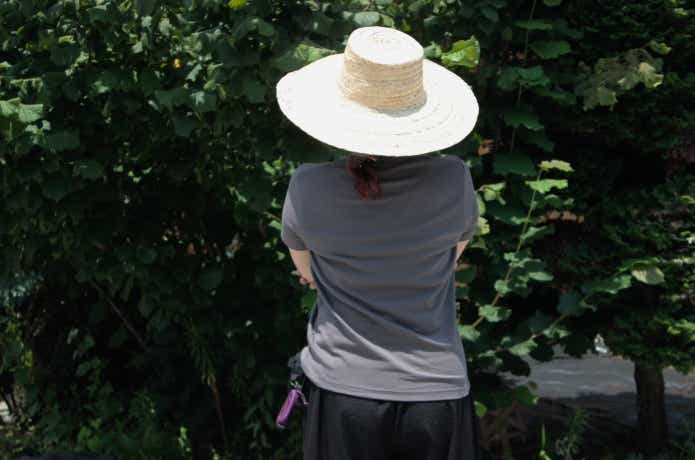 涼感汗じみしにくいクルーネック半袖Tシャツを女性が着用