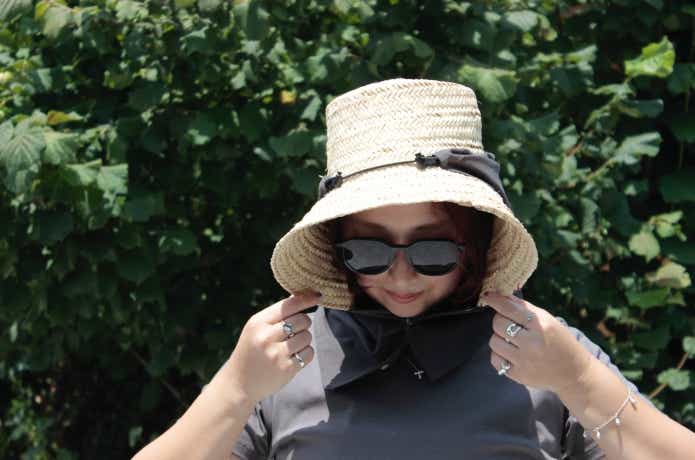 ツバ長の麦わら帽子にクレストシェードを装着している