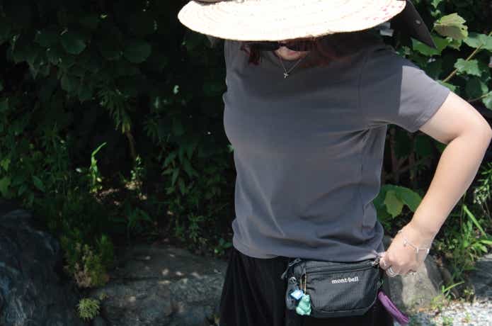 涼感汗じみしにくいクルーネック半袖Tシャツを女性が着用
