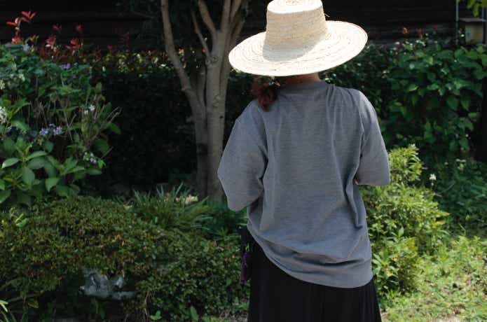 汗が染みても目立ちにくい半袖Tシャツを女性が着用