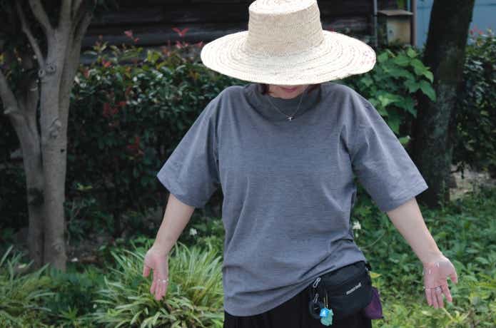 汗が染みても目立ちにくい半袖Tシャツを女性が着用