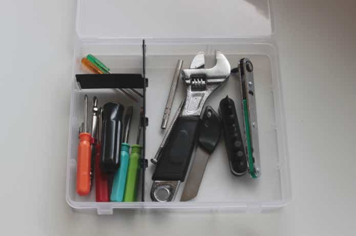 ドライバーやペンチなど工具をまとめてある
