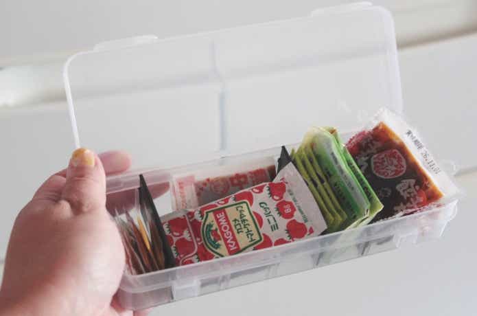 スーパーでもらう小さな調味料を入れている