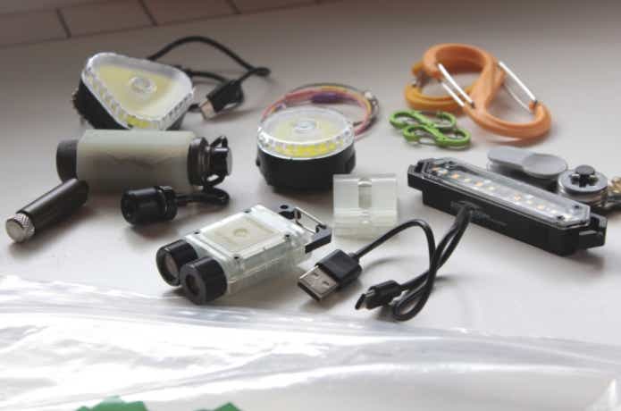 LEDライト、USBケーブル、カラビナがごちゃっと置かれている
