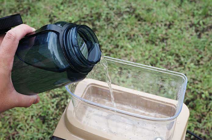 タンクに水を注ぐ