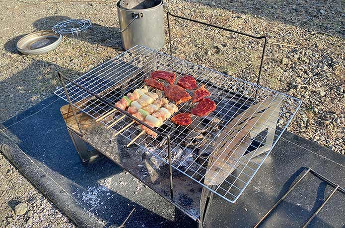焚き火台でお肉を焼く