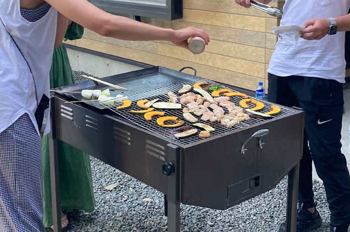 大きいBBQコンロで肉・野菜を焼く