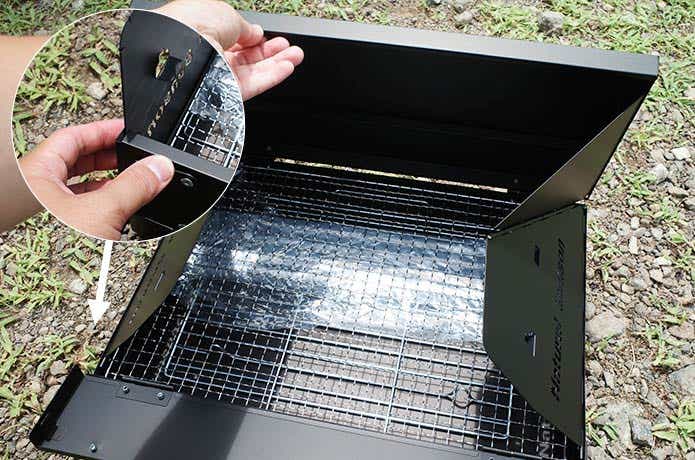 組み立て中の「風よけ付き折りたたみコンロ」