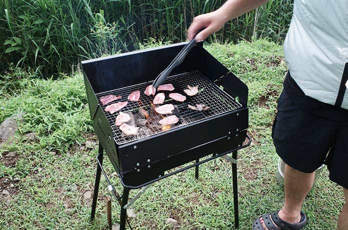 BBQコンロでお肉を焼く