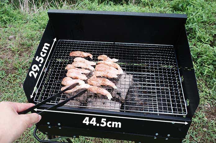 BBQコンロでお肉を焼く