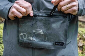 スマホの水没対策に！モンベルほか、アウトドア好きが選ぶ「防水ポーチ」8選
