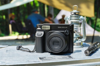 コンテナの上に置かれたinstax WIDE 400
