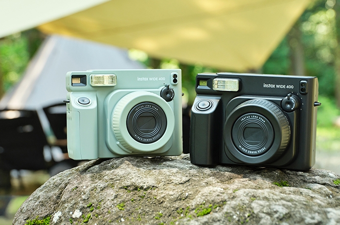 岩の上に乗ったinstax WIDE 400のグリーンとジェットブラック
