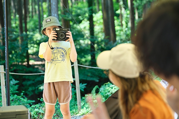 instax WIDE 400を構える男の子