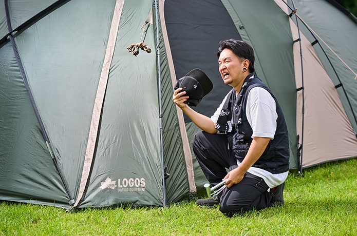 設営中に暑そうにしている男性