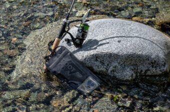 「はしゃぎ過ぎてスマホ水没…」→事前にコレで防ぎましょう。しかもこのまま“写真も撮れる”、ROOT CO.新作です