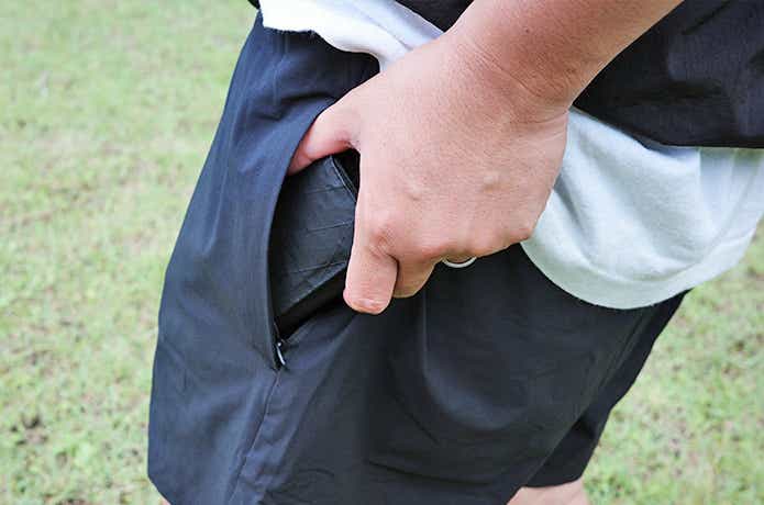 パンツの左ポケットに財布を入れる