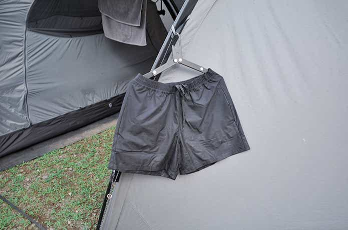ハンガーにかかった耐久撥水水陸両用ショートパンツ