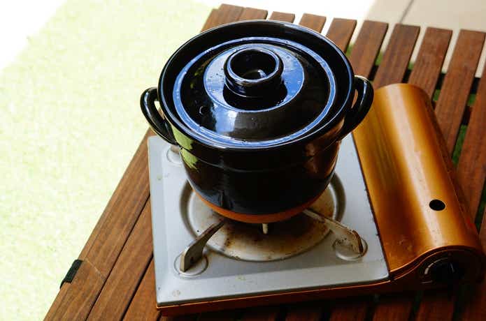 無印良品のごはん鍋をカセットコンロにのせている