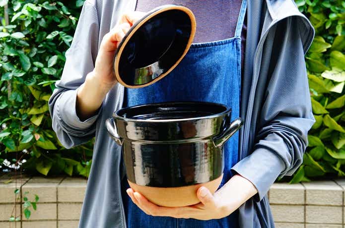 無印良品のごはん鍋をもっている