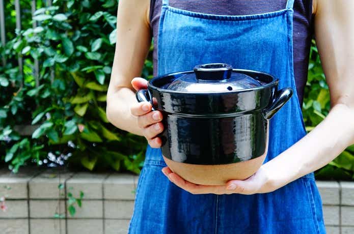 無印良品のごはん鍋を手で持っている