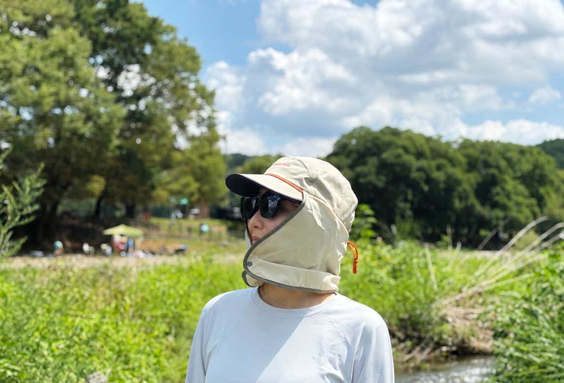 女性着用でケープのボタンも留めている