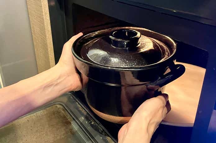 無印良品のごはん鍋で炊飯したごはんをレンジに入れている様子