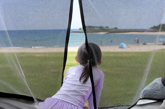 海水浴場で子供とマジックテントを使っている様子