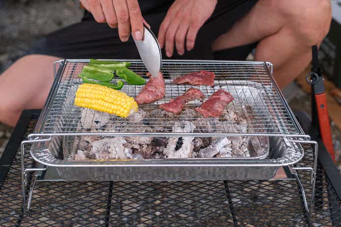 BBQコンロで肉をひっくり返す
