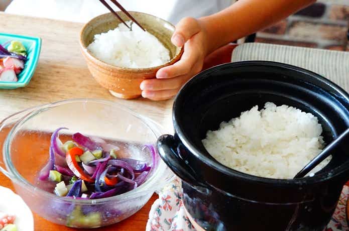 無印良品のごはん鍋で炊飯したごはんがある食卓