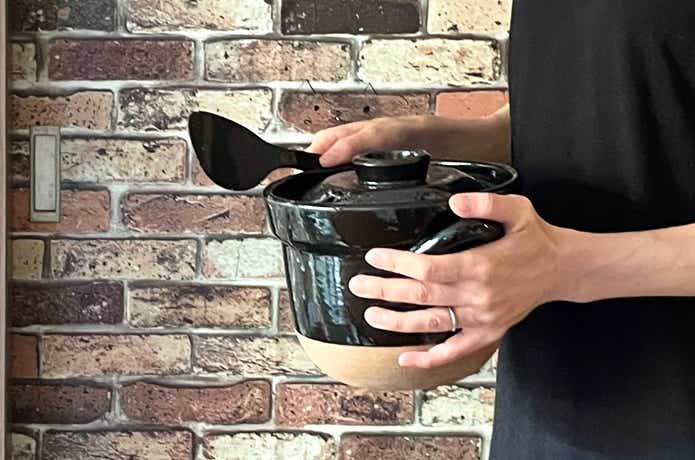 無印良品のごはん鍋をテーブルに運ぶ様子