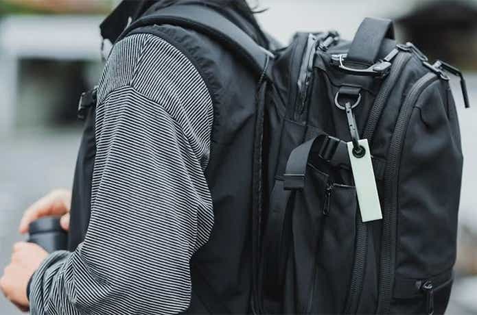 Maratac「アフターバーナーグロータグ」バックパックに装着