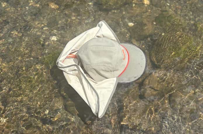 ツバが川に浮いているところ